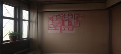 一位退休工人坐在厂房废墟前，手持旧工牌，神情平静，叔叔不约未闻人物篇配图，记录普通劳动者的晚年故事