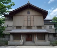 乡村小学黑板前站着一位老教师，背后写满数学题，叔叔不约未闻人物篇配图，记录坚守乡村教育三十年的普通人
