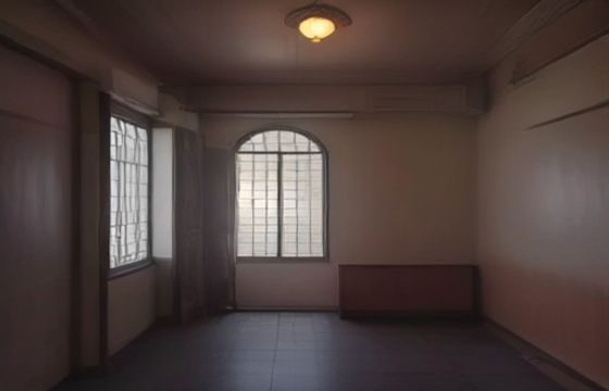 研究者在档案室内翻阅大量泛黄文件，光线从高窗斜射入室，尘埃飘动，呈现叔叔不约未闻深度挖掘的工作场景